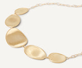 EDITOR 64 Marco Bicego - collection Lunaria - Collier Lunaria en or jaune 18 carats. L'or mat est travaillé à la main pour effet satiné. La collection Lunaria s'inspire de la nature, tout particulièrement les feuilles de la monnaie du pape. Le mouvement et les formes de cette collection sont un hommage à la nature. Chaque pièce est fabriquée entièrement à la main dans l'atelier de MARCO BICEGO situé au nord de l’Italie. Taille spécifique possible sur commande.  Dimension : longueur 42 cm Référence : CB1779