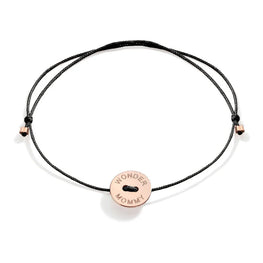 EDITOR 64 BURATO référence : CH543
bracelet or rose wonder mummy 18kt -gravé au laser.
dimension :ø 10 mm

Cordon noir ou cordon rouge existe aussi sur chaine à 350€

Les collections Burato sont entièrement réalisées à la main en Italie. L'emblème de Burato est l'or rose 18 carats, l'expression d'une nuance douce et élégante qui propose une nouvelle idée du luxe autour de bijoux innovants soucieux des questions environnementales.
Certification RJC