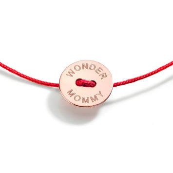 EDITOR 64 BURATO référence : CH543
bracelet or rose wonder mummy 18kt -gravé au laser.
dimension :ø 10 mm

Cordon noir ou cordon rouge existe aussi sur chaine à 350€

Les collections Burato sont entièrement réalisées à la main en Italie. L'emblème de Burato est l'or rose 18 carats, l'expression d'une nuance douce et élégante qui propose une nouvelle idée du luxe autour de bijoux innovants soucieux des questions environnementales.
Certification RJC