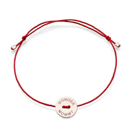 EDITOR 64 BURATO référence : CH543
bracelet or rose wonder mummy 18kt -gravé au laser.
dimension :ø 10 mm

Cordon noir ou cordon rouge existe aussi sur chaine à 350€

Les collections Burato sont entièrement réalisées à la main en Italie. L'emblème de Burato est l'or rose 18 carats, l'expression d'une nuance douce et élégante qui propose une nouvelle idée du luxe autour de bijoux innovants soucieux des questions environnementales.
Certification RJC