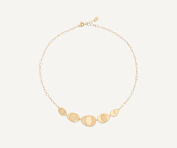 EDITOR 64 Marco Bicego - collection Lunaria - Collier Lunaria en or jaune 18 carats. L'or mat est travaillé à la main pour effet satiné. La collection Lunaria s'inspire de la nature, tout particulièrement les feuilles de la monnaie du pape. Le mouvement et les formes de cette collection sont un hommage à la nature. Chaque pièce est fabriquée entièrement à la main dans l'atelier de MARCO BICEGO situé au nord de l’Italie. Taille spécifique possible sur commande.  Dimension : longueur 42 cm Référence : CB1779