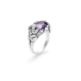 Editor 64 - Bague Eden Serpent en argent 925 et quartz améthyste. Pierre ovale 1,4 cm. Ref: 12076.

Giovanni Raspini propose des bijoux inspirés de la nature et du thème animalier qui lui est si précieux.
Chaque bijoux est fait main en Italie au coeur de la Toscane.