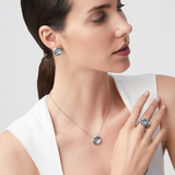 Editor 64 - Bague Eden Tortue en argent 925 et quartz bleu. Pierre ovale 1,4 cm. Ref: 12075.

Giovanni Raspini propose des bijoux inspirés de la nature et du thème animalier qui lui est si précieux.
Chaque bijoux est fait main en Italie au coeur de la Toscane.