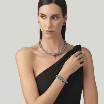 Editor 64 - Collier crocodile en argent 925. 12265 - longueur 43cm - fermoir ajustable - 
Giovanni Raspini propose des bijoux inspirés de la nature et du thème animalier qui lui est si précieux.
Chaque bijou est fait main en Italie au cœur de la Toscane.