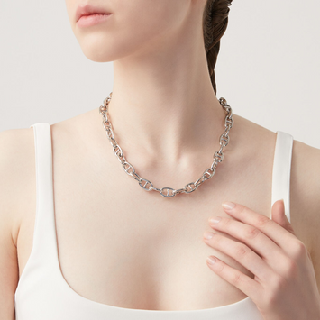 Editor 64 - Collier chaine marine en argent 925. Ref: 12010 - longueur 46cm - fermeture mousqueton et anneau brisé
Giovanni Raspini propose des bijoux inspirés de la nature et du thème animalier qui lui est si précieux.
Chaque bijou est fait main en Italie au cœur de la Toscane.