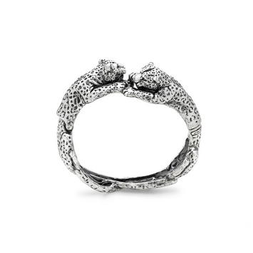 Editor 64 - Bracelet double léopard en argent 925. diamètre 5,7 x 5 cm - référence 12271
Giovanni Raspini propose des bijoux inspirés de la nature et du thème animalier qui lui est si précieux.
Chaque bijou est fait main en Italie au cœur de la Toscane.