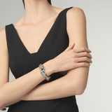 Editor 64 - Bracelet double léopard en argent 925. diamètre 5,7 x 5 cm - référence 12271
Giovanni Raspini propose des bijoux inspirés de la nature et du thème animalier qui lui est si précieux.
Chaque bijou est fait main en Italie au cœur de la Toscane.