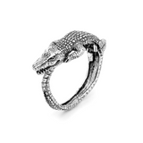 Editor 64 - Bracelet crocodile PM en argent 925. Dimension ovale intérieur 5,7 x 4,4 cm - Ouverture avec ressort - Ref: 8673


Giovanni Raspini propose des bijoux inspirés de la nature et du thème animalier qui lui est si précieux.
Chaque bijou est fait main en Italie au cœur&nbsp;de la Toscane.
