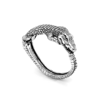 Editor 64 - Bracelet crocodile PM en argent 925. Dimension ovale intérieur 5,7 x 4,4 cm - Ouverture avec ressort - Ref: 8673


Giovanni Raspini propose des bijoux inspirés de la nature et du thème animalier qui lui est si précieux.
Chaque bijou est fait main en Italie au cœur de la Toscane.