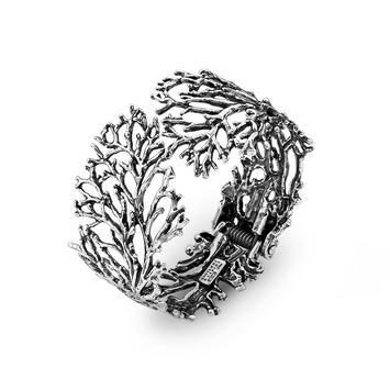 Editor 64 - Bracelet en argent 925 - Dimension ovale inferieure 6,5 x 5,5 cm - Ouverture avec ressort - Ref: 7904

Giovanni Raspini propose des bijoux inspirés de la nature et du thème animalier qui lui est si précieux. 
Chaque bijoux est fait main en Italie au coeur de la Toscane.