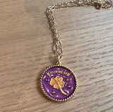 Médaille 26 juin strassée à la main à Paris avec le mot Amour en lettre d'or et un cœur émaillé bombé rose montée sur une chaine 55 cm. Le tout recouvert d'or 24 carats 3 microns. Dessinée, produite, dorée, émaillée et strassée à la main à Paris. Photo non contractuelle. Chaque modèle est unique car fait à la main pièce par pièce, les couleurs peuvent légèrement varier. Médaille amovible avec petit fermoir afin de pouvoir l'accrocher à votre chaine personnelle.