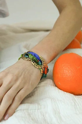 Manchette TRESSE An-nee en taille large et ruban 4 cm coloriage orange et bleu  Compatible avec le ruban en soie de 4 cm  AN-NEE est une jeune marque française d'accessoires revisitant l'univers de la soie. La soie AN-NEE est imprimée en impression digitale à Lyon, dans une usine labellisée 