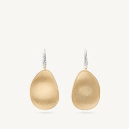 Marco bicego Boucles d'oreilles en or jaune 18 carats et diamants . L'or mat est travaillé à la main pour effet satiné. La collection Lunaria s'inspire de la nature, tout particulièrement les feuilles de la monnaie du pape. Le mouvement et les formes de cette collection sont un hommage à la nature. Chaque pièce est fabriquée entièrement à la main dans l'atelier de MARCO BICEGO situé au nord de l’Italie. Taille spécifique possible sur commande.  Fermoir dormeuses ouvertes Référence : OB1343 A B1 YW Q6