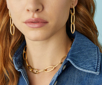 Ces boucles d'oreilles chandelier Jaipur Link de Marco Bicego en or jaune 18 carats, finement gravées à la main selon l'ancienne technique florentine, sont composées d'une élégante chaîne de trois ovales reliés entre eux. L'équilibre parfait entre un bijou d'apparat et le design essentiel et distinctif de nos collection Référence : OB1810 Y 02 longueur 6CM  EDITOR 64