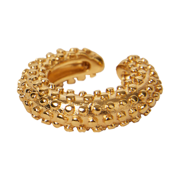 Sophistication et émancipation féminine définissent l'essence de la bague Electra. Cette pièce plaquée or de Paola Sighinolfi symbolise une personnalité polyvalente et adaptable. N'hésitez pas à porter deux voire trois bagues en cumul.  Fabriquée à la main en Espagne par des artisans locaux, sa fabrication est basée sur des processus durables à partir de matériaux recyclés. La meilleure preuve que l'élégance n'est pas incompatible avec l'engagement.