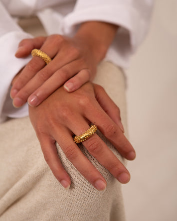 Sophistication et émancipation féminine définissent l'essence de la bague Electra. Cette pièce plaquée or de Paola Sighinolfi symbolise une personnalité polyvalente et adaptable. N'hésitez pas à porter deux voire trois bagues en cumul.  Fabriquée à la main en Espagne par des artisans locaux, sa fabrication est basée sur des processus durables à partir de matériaux recyclés. La meilleure preuve que l'élégance n'est pas incompatible avec l'engagement.