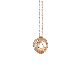Pendentif Collection Dune – Or 18Kt ; Diamant
Ce pendentif issu de la collection emblématique Dune d’Annamaria Cammilli incarne l’élégance sculpturale du design italien. Confectionné en or 18 carats, il révèle des lignes fluides et contemporaines, ponctuées d’un délicat diamant de 0,04 ct.

Inspirée par les mouvements naturels du sable et du vent, la collection Dune mêle surfaces soyeuses et volumes ondulants dans une harmonie unique. Chaque bijou devient une œuvre d’art à porter, à la fois moderne et i