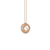 Pendentif Collection Dune – Or 18Kt ; Diamant
Ce pendentif issu de la collection emblématique Dune d’Annamaria Cammilli incarne l’élégance sculpturale du design italien. Confectionné en or 18 carats, il révèle des lignes fluides et contemporaines, ponctuées d’un délicat diamant de 0,04 ct.

Inspirée par les mouvements naturels du sable et du vent, la collection Dune mêle surfaces soyeuses et volumes ondulants dans une harmonie unique. Chaque bijou devient une œuvre d’art à porter, à la fois moderne et i