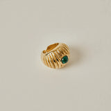 editor64 Sophistication et émancipation féminine définissent l'essence de la bague chevalière REEF. Cette pièce plaquée or de Paola Sighinolfi symbolise une personnalité polyvalente et adaptable. Elle existe en 3 couleurs : malachite, onyx, lapiz lazuli. Fabriquée à la main en Espagne par des artisans locaux, sa fabrication est basée sur des processus durables à partir de matériaux recyclés. La meilleure preuve que l'élégance n'est pas incompatible avec l'engagement.