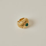 editor64 Sophistication et émancipation féminine définissent l'essence de la bague chevalière REEF. Cette pièce plaquée or de Paola Sighinolfi symbolise une personnalité polyvalente et adaptable. Elle existe en 3 couleurs : malachite, onyx, lapiz lazuli. Fabriquée à la main en Espagne par des artisans locaux, sa fabrication est basée sur des processus durables à partir de matériaux recyclés. La meilleure preuve que l'élégance n'est pas incompatible avec l'engagement.