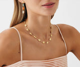 Collier Siviglia en or jaune 18 carats.<br>L'or mat est travaillé à la main pour effet satiné. La collection Siviglia s'inspire de la nature.Un collier élégant enrichi de minuscules éléments ovales en or jaune 18kt, finement gravés à la main selon une ancienne technique florentine. Chaque pièce est fabriquée entièrement à la main dans l'atelier de MARCO BICEGO situé au nord de l’Italie. collier ajustable avec plus de 3,5cm de chaine. Dimension : longueur 42 cm Référence : CB538-E__Y