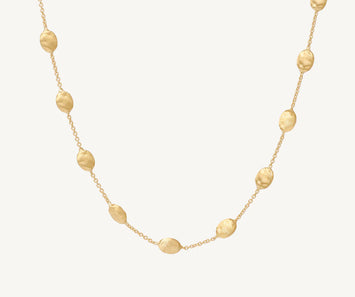 Collier Siviglia en or jaune 18 carats.'or mat est travaillé à la main pour effet satiné. La collection Siviglia s'inspire de la nature.Un collier élégant enrichi de minuscules éléments ovales en or jaune 18kt, finement gravés à la main selon une ancienne technique florentine.Chaque pièce est fabriquée entièrement à la main dans l'atelier de MARCO BICEGO situé au nord de l’Italie. Taille spécifique possible sur commande. Dimension : longueur 41 cm  Référence : CB553-E__Y_02