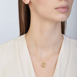 Pendentif Collection Dune – Or 18Kt ; Diamant
Ce pendentif issu de la collection emblématique Dune d’Annamaria Cammilli incarne l’élégance sculpturale du design italien. Confectionné en or 18 carats, il révèle des lignes fluides et contemporaines, ponctuées d’un délicat diamant de 0,04 ct.

Inspirée par les mouvements naturels du sable et du vent, la collection Dune mêle surfaces soyeuses et volumes ondulants dans une harmonie unique. Chaque bijou devient une œuvre d’art à porter, à la fois moderne et i