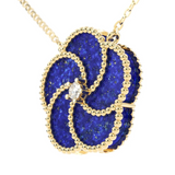 Editor 64 - Collier lapis lazuli et&nbsp;or jaune 18 carats avec diamant central - Chaîne ajustable - Ref: BLO0038CLFUPE03DAU750Y_1

Inspiré&nbsp;par les formes naturelles, ce bijou est composé de petits éléments ovales finement gravés selon une technique florentine ancienne.

Fabriqué entièrement à la main à Vicenza, capitale de l’orfèvrerie italienne, ce collier reflète l’engagement de La Prima Gioielli pour l’excellence et la tradition. Fondée par la famille Arfa, la marque célèbre le savoir-faire italie