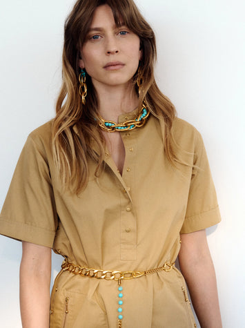 La chaîne épaisse du collier Monceau est l'une des tendances de cette saison.  Pour l'été 2023 le collier Monceau se pare de truquoise. Réalisé en laiton doré légèrement patiné, il sera facile à associer à toutes vos tenues. Fait main à paris. Perrine Taverniti