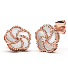 Editor 64 - Boucle d'oreilles nacre et or jaune/rose 18 carats finition polie avec diamant - Taille de l’élément : 13 mm

Inspiré par les formes naturelles, ce bijou est composé de petits éléments ovales finement gravés selon une technique florentine ancienne.

Fabriqué entièrement à la main à Vicenza, capitale de l’orfèvrerie italienne, ce collier reflète l’engagement de La Prima Gioielli pour l’excellence et la tradition. Fondée par la famille Arfa, la marque célèbre le savoir-faire it