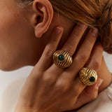 editor64 Sophistication et émancipation féminine définissent l'essence de la bague chevalière REEF. Cette pièce plaquée or de Paola Sighinolfi symbolise une personnalité polyvalente et adaptable. Elle existe en 3 couleurs : malachite, onyx, lapiz lazuli. Fabriquée à la main en Espagne par des artisans locaux, sa fabrication est basée sur des processus durables à partir de matériaux recyclés. La meilleure preuve que l'élégance n'est pas incompatible avec l'engagement.