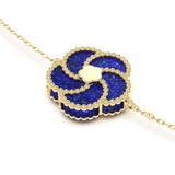 Editor 64 - Bracelet en or jaune 18 carats finition polie avec lapis lazuli- Chaîne ajustable -&nbsp;Dimensions internes : 60 x 50 mm - Taille de l’élément : 17 mm - Ref: BLO0022BAFUPE03DAU750Y_1

Inspiré par les formes naturelles, ce bijou est composé de petits éléments ovales finement gravés selon une technique florentine ancienne.

Fabriqué entièrement à la main à Vicenza, capitale de l’orfèvrerie italienne, ce collier reflète l’engagement de La Prima Gioielli pour l’excellence et la tradition. Fondée pa