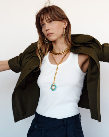 Perrine Taverniti - Le collier cravate Fleury se porte facilement sur un pull ou décolleté. Réalisé en laiton doré légèrement patiné et turquoise. Fait main à paris.  Les traces noires sur les maillons sont une patine fait à la main, afin de donner un aspect vintage. Ils peuvent être net