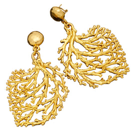 Boucles d'oreilles Corail argent en 925 plaqué or. Giovanni Raspini propose des bijoux inspirés de la nature et du thème animalier qui lui est si précieux. Chaque bijoux est fait main en Italie au coeur de la Toscane.  Longueur : 8,5 cm