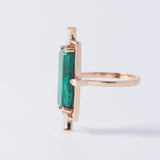 Andi Marthe - Bague Malachite taille Emeraude en Or jaune recyclé, 18 carats, 4 diamants baguette. taille pierre : Emeraude 15 x 6 mm poids total : 3,57g - Poids de la pierre : 4,15g - diamant : GH-SI - 0,420g Bague qui existe en or blanc et oeil de tigre 4 diamants baguette. taille pierre : Emeraude 15 x 6 mm poids total : 3,37g - Poids de la pierre : 2,65g - diamant : GH-SI - 0,420g