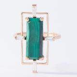 Andi Marthe - Bague Malachite taille Emeraude en Or jaune recyclé, 18 carats,   4 diamants baguette.  taille pierre : Emeraude 15 x 6 mm  poids total : 3,57g - Poids de la pierre : 4,15g - diamant : GH-SI - 0,420g   Bague qui existe en or blanc et oeil de tigre   4 diamants baguette.  taille pierre : Emeraude 15 x 6 mm  poids total : 3,37g - Poids de la pierre : 2,65g - diamant : GH-SI - 0,420g