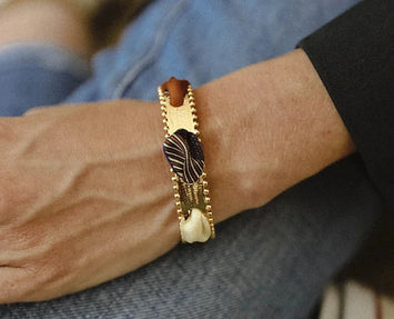 Bracelet An-nee  et ruban 2 cm soie boussole nude  Compatible avec le ruban en soie de 2 cm   AN-NEE est une jeune marque française d'accessoires revisitant l'univers de la soie. La soie AN-NEE est imprimée en impression digitale à Lyon, dans une usine labellisée 