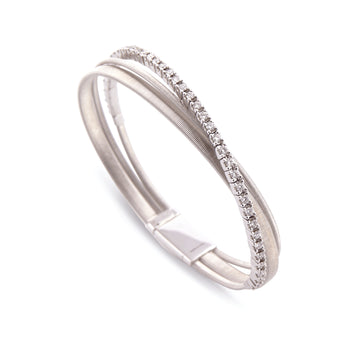 EDITOR 64 Marco Bicego - Collection Masai - Bracelet 3 rangs entrelacés en or blanc 18 carats et diamants. Une belle reviste du célèbre bracelet Tennis. Chaque pièce est fabriquée entièrement à la main dans l'atelier de MARCO BICEGO situé au nord de l’Italie. Taille spécifique possible sur commande.  Dimension : 17 cm Diamants : 1,14 carats Référence : BG728 B1 W