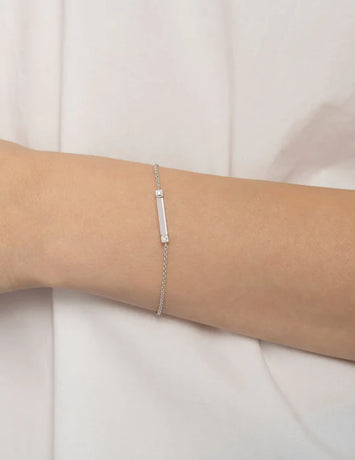 Burato Code : CP449 en or blanc et code CP448 en rose   Données techniques Bracelet  18 kt or blanc et palladium Taille ronde Diamants ou en or rose 18 kt Taille ronde Diamants blancs Couleur: G Clarté: VVS Carats: 0.08  Réglable à 15 et 17 cm  Un fermoir design spécialement conçu pour la nouvelle collection Burato fine qui garantit une facilité de port et une grande tenue.