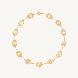 Collier Lunaria en or jaune 18 carats Marco Bicego. L'or mat est travaillé à la main pour effet satiné. La collection Lunaria s'inspire de la nature, tout particulièrement les feuilles de la monnaie du pape. Le mouvement et les formes de cette collection sont un hommage à la nature. Chaque pièce est fabriquée entièrement à la main dans l'atelier de MARCO BICEGO situé au nord de l’Italie. Taille spécifique possible sur commande.  Dimension : longueur 43 cm Référence : CB2099