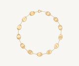 Collier Lunaria en or jaune 18 carats Marco Bicego. L'or mat est travaillé à la main pour effet satiné. La collection Lunaria s'inspire de la nature, tout particulièrement les feuilles de la monnaie du pape. Le mouvement et les formes de cette collection sont un hommage à la nature. Chaque pièce est fabriquée entièrement à la main dans l'atelier de MARCO BICEGO situé au nord de l’Italie. Taille spécifique possible sur commande.  Dimension : longueur 43 cm Référence : CB2099