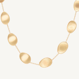 Collier Lunaria en or jaune 18 carats Marco Bicego. L'or mat est travaillé à la main pour effet satiné. La collection Lunaria s'inspire de la nature, tout particulièrement les feuilles de la monnaie du pape. Le mouvement et les formes de cette collection sont un hommage à la nature. Chaque pièce est fabriquée entièrement à la main dans l'atelier de MARCO BICEGO situé au nord de l’Italie. Taille spécifique possible sur commande.  Dimension : longueur 43 cm Référence : CB2099