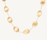 Collier Lunaria en or jaune 18 carats Marco Bicego. L'or mat est travaillé à la main pour effet satiné. La collection Lunaria s'inspire de la nature, tout particulièrement les feuilles de la monnaie du pape. Le mouvement et les formes de cette collection sont un hommage à la nature. Chaque pièce est fabriquée entièrement à la main dans l'atelier de MARCO BICEGO situé au nord de l’Italie. Taille spécifique possible sur commande.  Dimension : longueur 43 cm Référence : CB2099