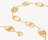 Collier Lunaria en or jaune 18 carats Marco Bicego. L'or mat est travaillé à la main pour effet satiné. La collection Lunaria s'inspire de la nature, tout particulièrement les feuilles de la monnaie du pape. Le mouvement et les formes de cette collection sont un hommage à la nature. Chaque pièce est fabriquée entièrement à la main dans l'atelier de MARCO BICEGO situé au nord de l’Italie. Taille spécifique possible sur commande.  Dimension : longueur 43 cm Référence : CB2099