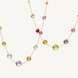 Collier en or jaune 18 carats et pierres fines. La collection Jaipur s’inspire des couleurs de la ville rose et célèbre les pierres fines. Chaque pièce est fabriquée entièrement à la main dans l'atelier de MARCO BICEGO situé au nord de l’Italie. Taille spécifique possible sur commande.  Mix of améthyste, lemon citrin, peridot, yellow quartz, quartz champagne, red garnet, topaze, pink tormaline  Dimension : 92 cm Référence : CB2719 MIX01