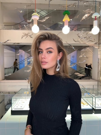  Boucles d'oreille strass cristal   Laiton Plaqué palladium certifié sans nickel.        Fermoir oreilles percées tiges titanium (hypoallergénique)   Hélène Zubeldia nous raconte une histoire à travers ses collections. Sobre en apparence mais sophistiquée, la pureté des formes et des lignes met en valeur la morphologie féminine qui reste le principal terrain d’expression d’une dualité omniprésente.