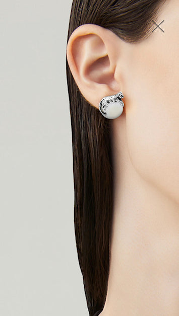 Giovanni Raspini - SKU : 10846 - Boucles perle d'eau douce en argent 925 avec panthère. Giovanni Raspini propose des bijoux inspirés de la nature et du thème animalier qui lui est si précieux. Chaque bijoux est fait main en Italie au coeur de la Toscane  perle d'eau douce  Dimensions : hauteur : 1,8 cm Poids d'une boucle d'oreille : 5 g