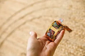 Manchette An-nee en taille médium et ruban 2 cm Les olliviers  - bleu  Compatible avec le ruban en soie de 2 cm  AN-NEE est une jeune marque française d'accessoires revisitant l'univers de la soie. La soie AN-NEE est imprimée en impression digitale à Lyon, dans une usine labellisée 