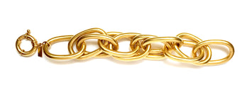 Le bracelet Monceau imposant, dont la légèreté vous surprendra est réalisé en laiton doré patiné. Fait main à paris. Il existe en laiton plaqué or, argent et avec de la jaspe.  Dimension : Longueur 18 cm Les traces noires sur les maillons sont une patine fait à la main, afin de donner un aspect vintage. Ils peuvent être nettoyer à l'aide d'un chiffon doux.r Perrine Taverniti