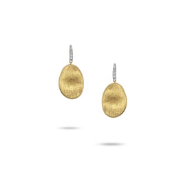 Boucles d'oreilles en or jaune 18 carats et diamants . L'or mat est travaillé à la main pour effet satiné. La collection Lunaria s'inspire de la nature, tout particulièrement les feuilles de la monnaie du pape. Le mouvement et les formes de cette collection sont un hommage à la nature. Chaque pièce est fabriquée entièrement à la main dans l'atelier de MARCO BICEGO situé au nord de l’Italie. Taille spécifique possible sur commande.  Fermoir dormeuses ouvertes Référence : OB1342 A B YW